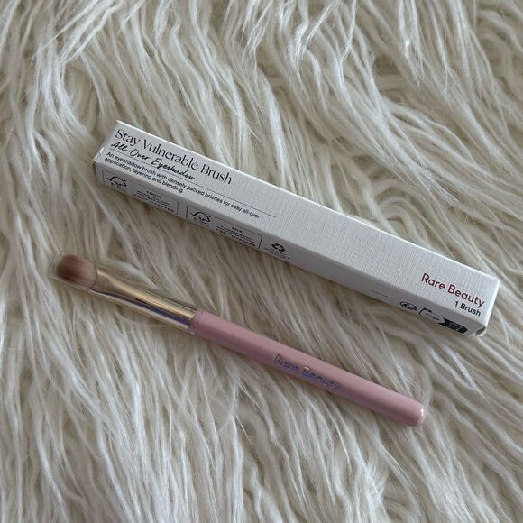 Rare Beauty Stay Vulnerable All-Over Eyeshadow Brush - Picture 3 of 10